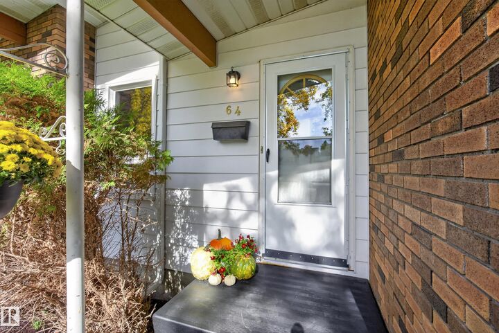 Property Photo:  64 Lorraine Crescent  AB T8N 2R3 