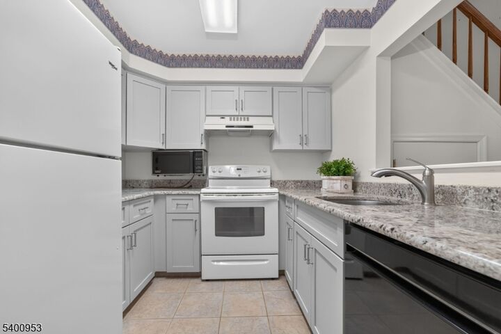 Property Photo:  22 Pine Court 22  NJ 07921 