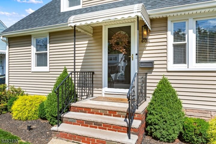 Property Photo:  604 Spruce Ave  NJ 07027 