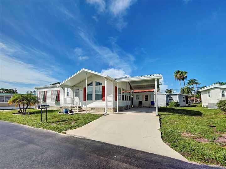 Property Photo:  23 Siesta Circle W  FL 34229 
