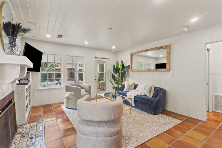 Property Photo: 760 Longboat Court FL 34228