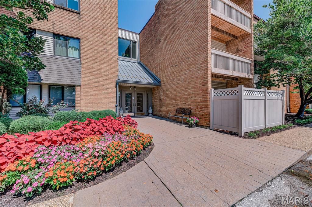Property Photo: 950 E Rue De La Banque 314 MO 63141