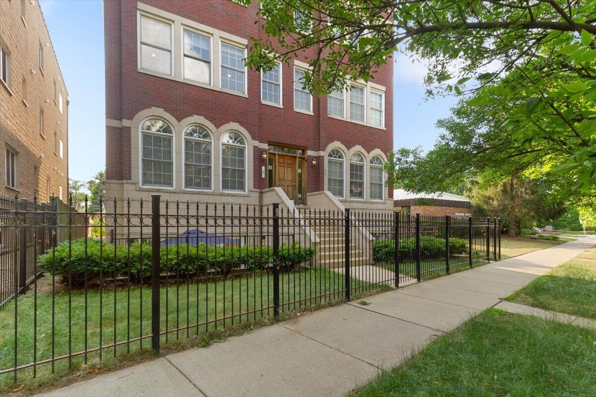 Property Photo: 7028 N Ridge Boulevard 2S IL 60645