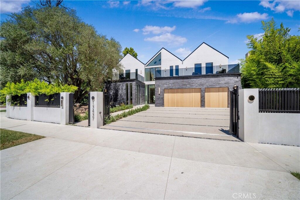 Property Photo: 15457 Valley Vista Boulevard CA 91403
