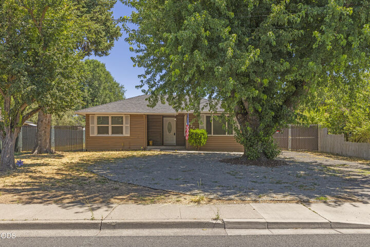 Property Photo: 4225 Summers Lane OR 97603