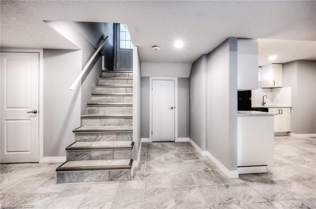 Property Photo:  33 Ruskview Road Lower  ON N2M 4S1 