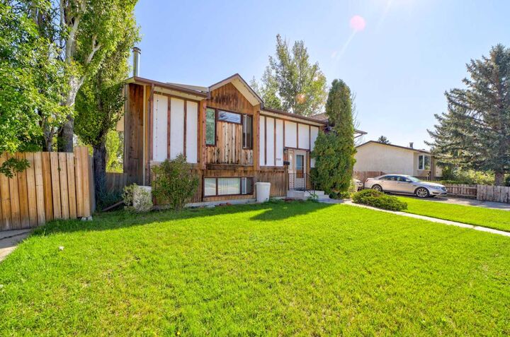Property Photo:  2103 10A Street  AB T1M 1C1 