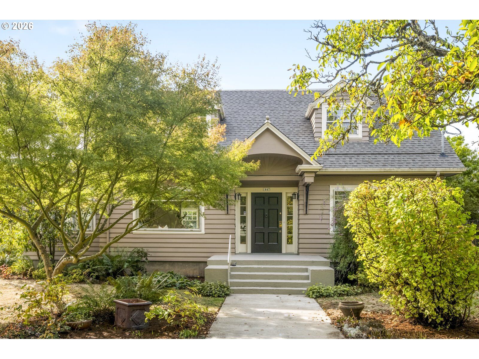 Property Photo: 1847 SE 56th Ave OR 97215
