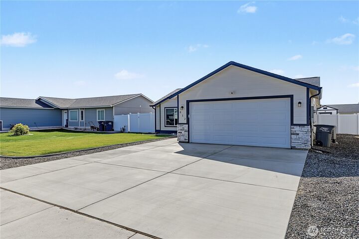 Property Photo:  812 E Casacde Street  WA 99344 
