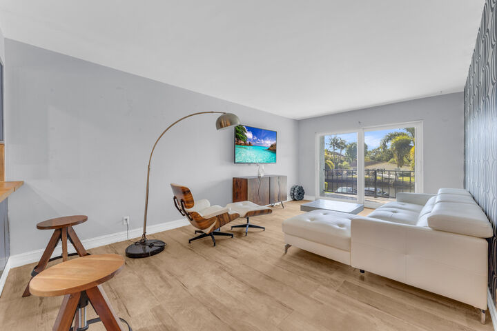 Property Photo:  3004 NE 5th Terrace  FL 33334 