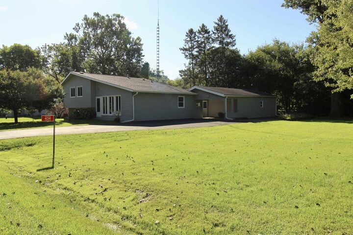 Property Photo: 434 E Woodland Drive WI 53511