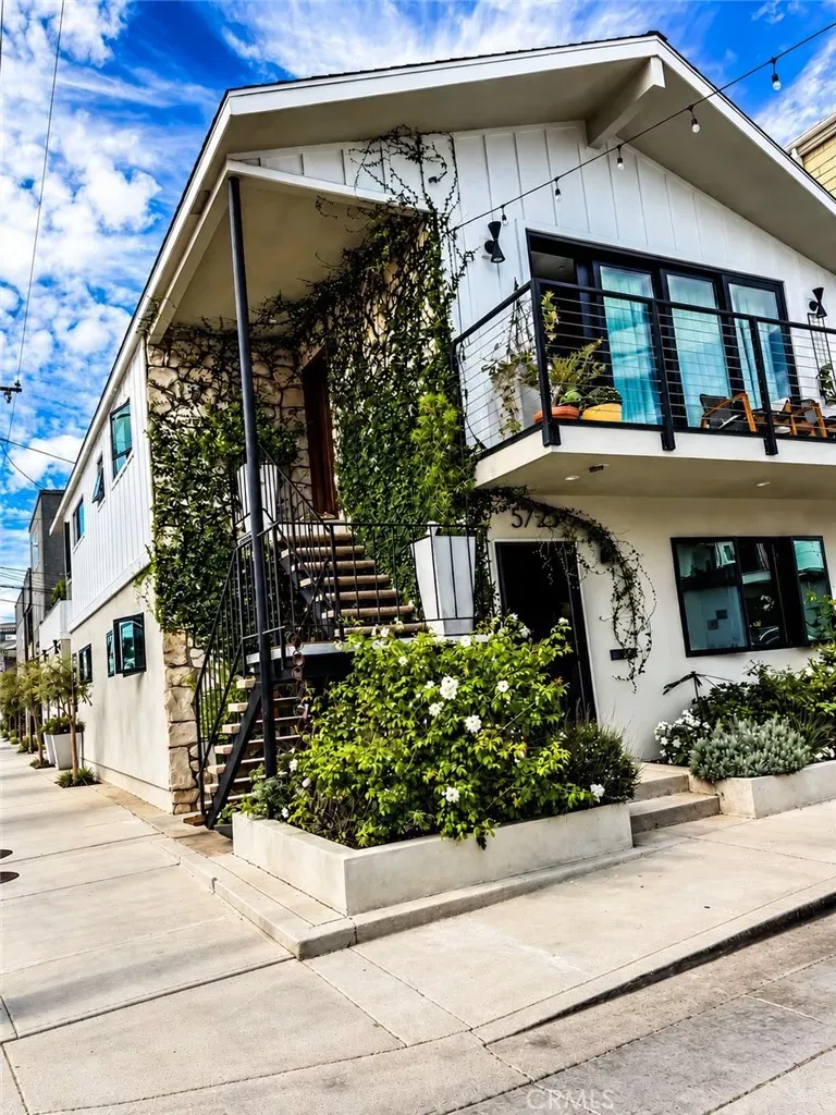 Property Photo:  5725 E Ocean  CA 90803 