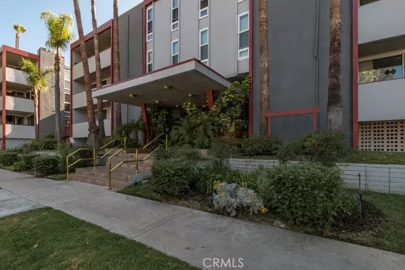 Property Photo:  4915 Tyrone 325  CA 91423 