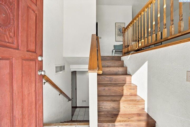 Property Photo: 8120 W Hood Ave WA 99336