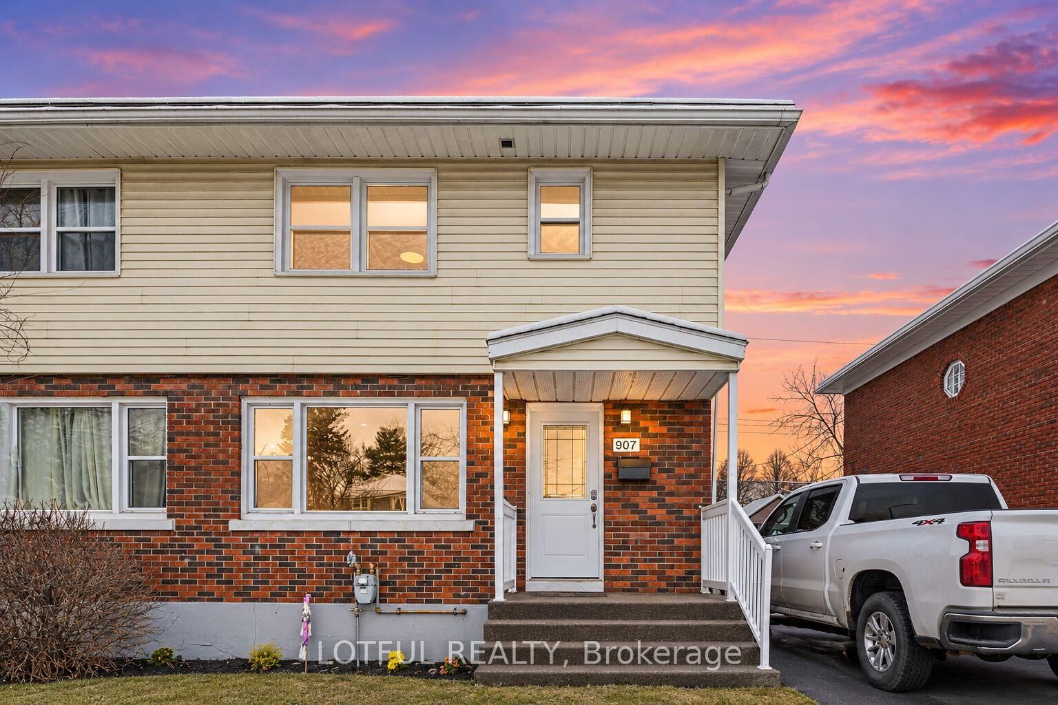 Property Photo:  907 Smyth Road B  ON K1G 1P5 