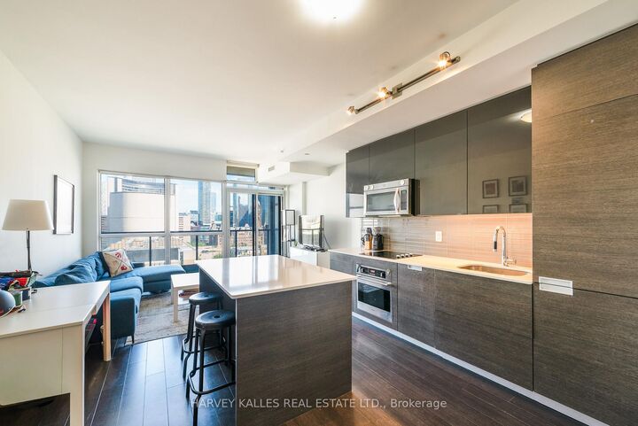 Property Photo:  210 Simcoe Street 1610  ON M5T 0A9 