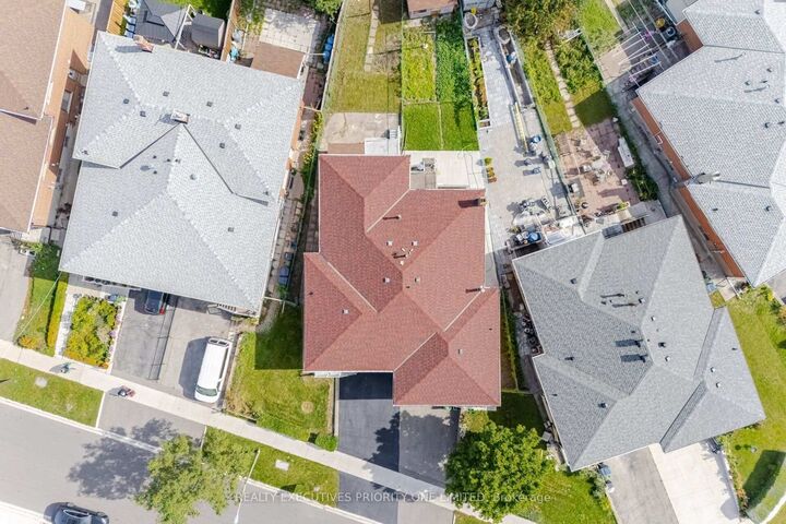 Property Photo: 43 Elana Drive ON M3N 2C1