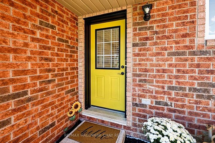 Property Photo: 38 Kenwell Crescent 3 ON L4N 0Z6