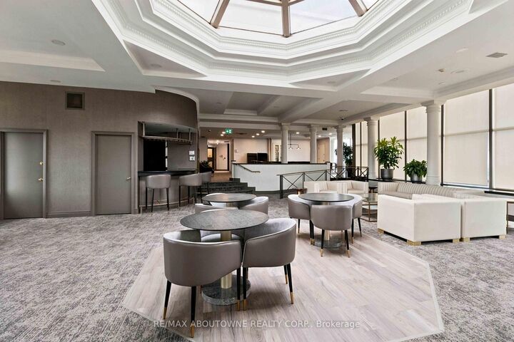 Property Photo:  45 Kingsbridge Garden Circle 901  ON L5R 3K4 