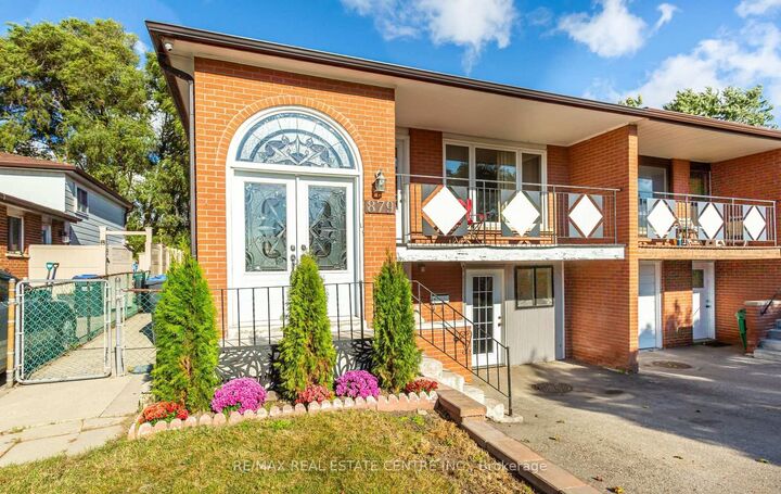 Property Photo: 879 Consort Crescent ON L5C 1J8