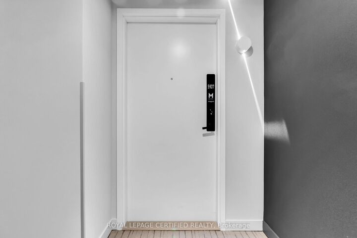 Photo de la propriété: 3900 Confederation Parkway 5907 ON L5B 0M3