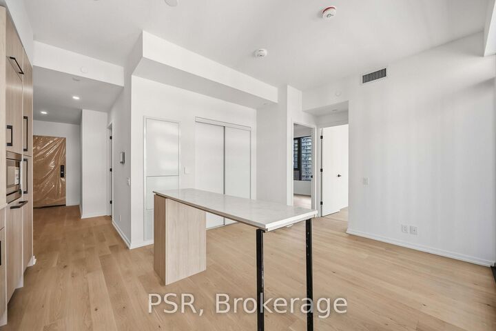 Property Photo:  109 Erskine Avenue 1906  ON M4P 1Y5 