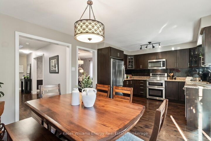 Photo de la propriété: 523 Palmtree Crescent ON L1K 2H2