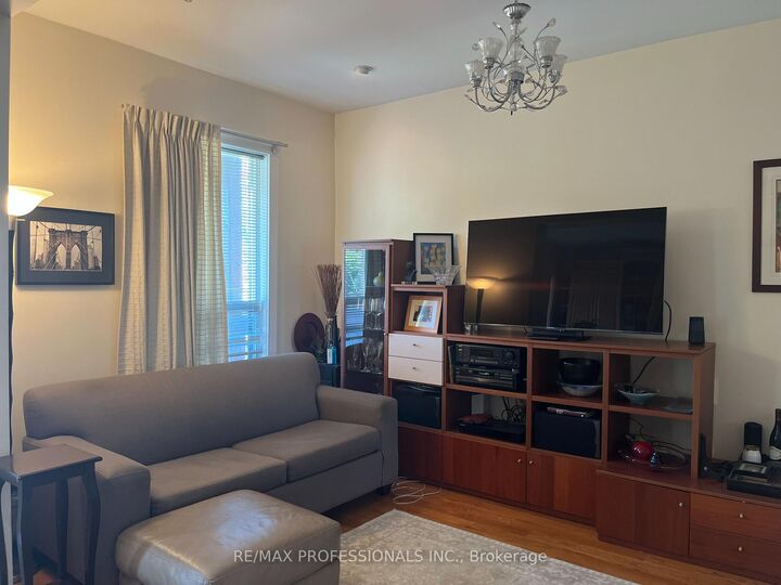 Photo de la propriété:  282 Keele Street Main  ON M6P 2K4 