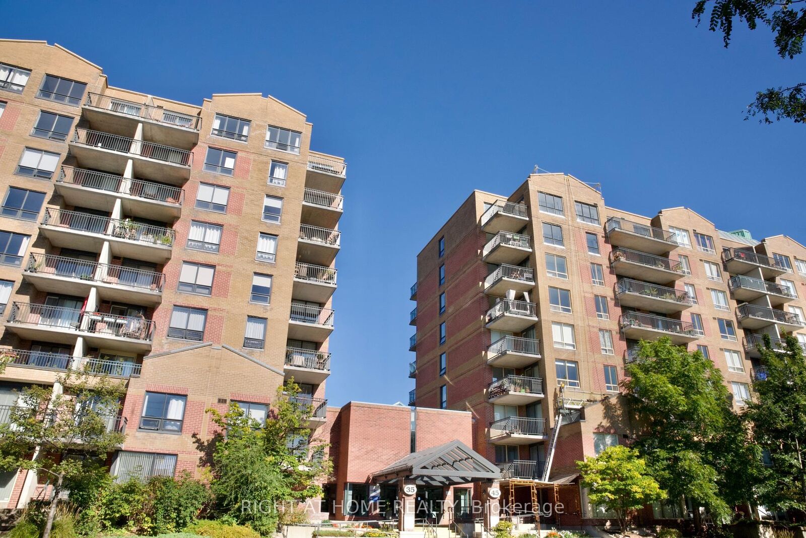 Property Photo:  35 Holland Avenue 205  ON K1Y 4S2 