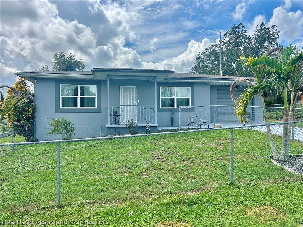 Property Photo:  105 Parkview Drive  FL 33852 