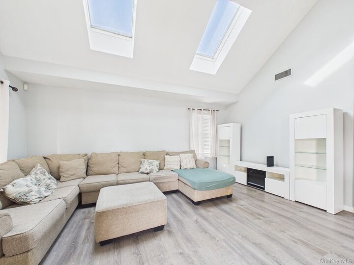 Property Photo:  3147 Waterbury Avenue  NY 10465 