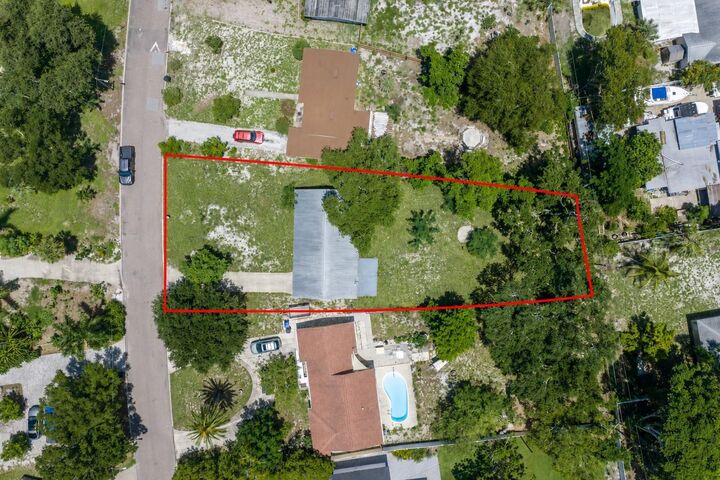 Property Photo:  930 Alcazar Way S  FL 33705 