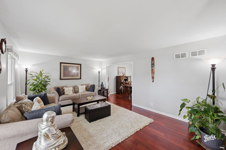 Property Photo:  750 Dunhill Drive  IL 60089 