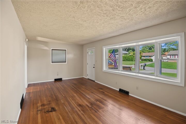 Property Photo:  4066 Jeanette Drive SE  OH 44484 
