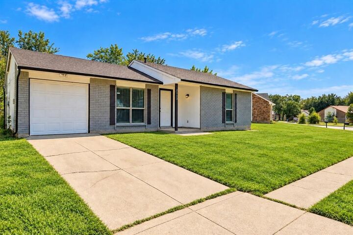 Property Photo: 2413 Navasota Circle TX 76131