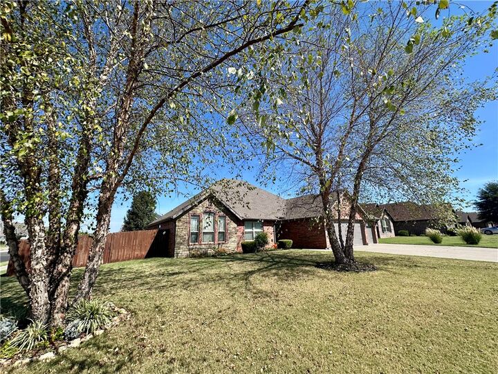 Property Photo:  2005 W Brooks Place  AR 72758 