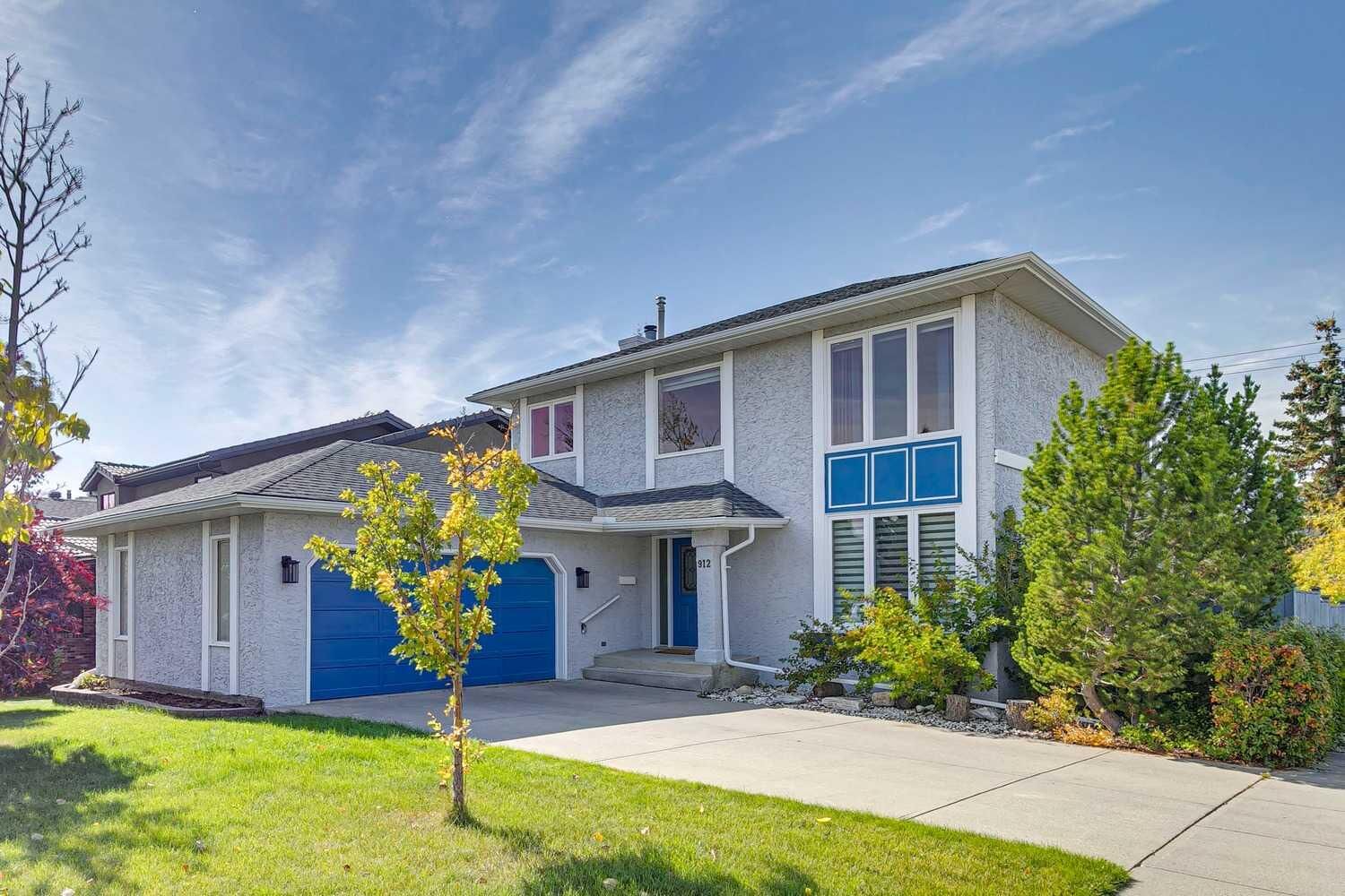 Property Photo: 912 Woodbine Boulevard SW AB T2W 5Y7