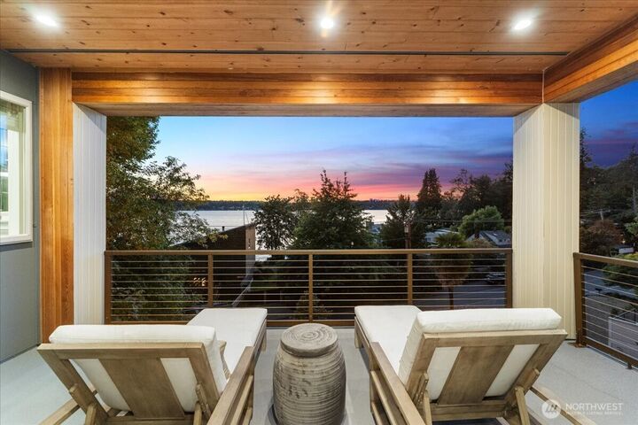Property Photo: 11822 Holmes Point Drive NE WA 98034