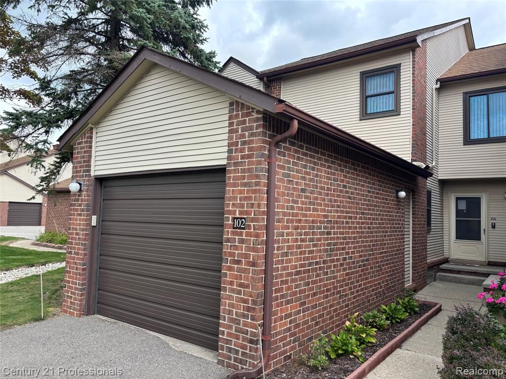 Property Photo:  6680 Ridgefield Circle 102  MI 48322 