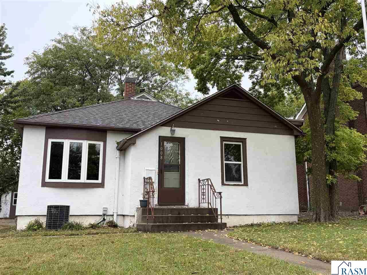 Property Photo: 1008 Broadway St South MN 56073