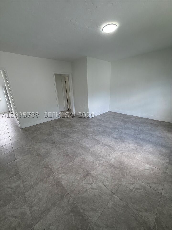 Property Photo: 558 SW 7th St 8 FL 33130