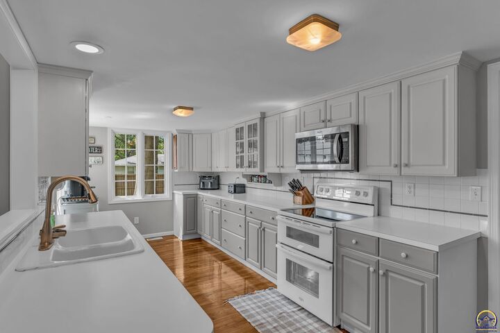Property Photo:  1807 SW Village Dr  KS 66604 