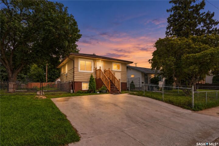 Property Photo:  1518 I Avenue N  SK S7L 2J6 
