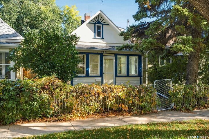 Property Photo: 218 G Avenue N SK S7L 1Z1