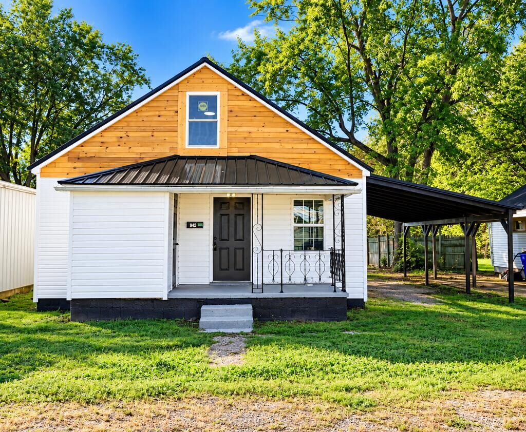 Property Photo:  942 4th St  OH 45601 
