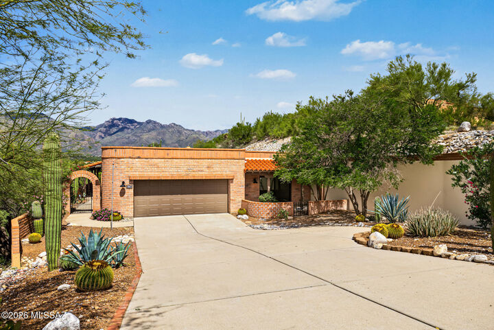 Property Photo:  4061 N Vía Bronzino  AZ 85750 