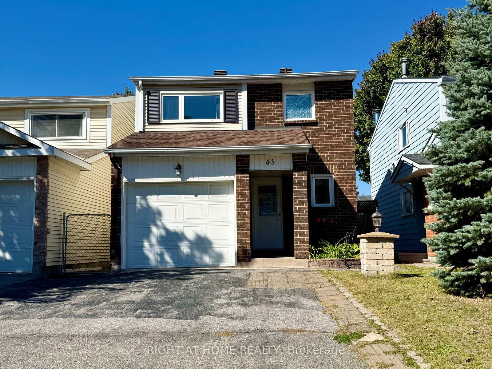 Property Photo:  43 Wessex Road 43  ON K2J 1X2 