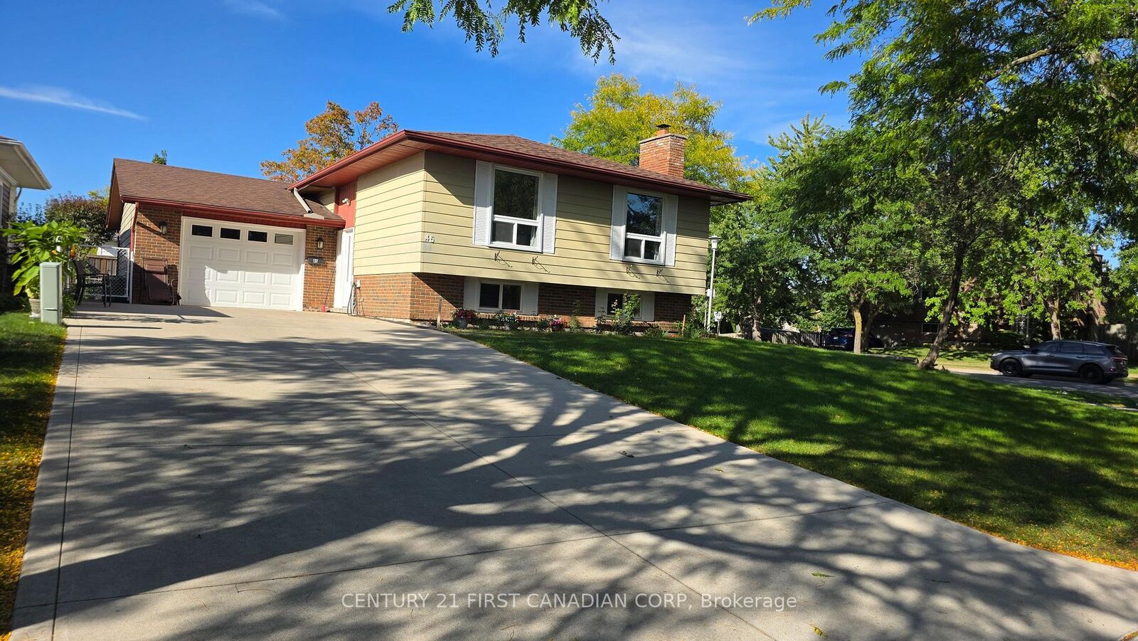 Property Photo:  45 Locust Crescent  ON N6K 2K1 