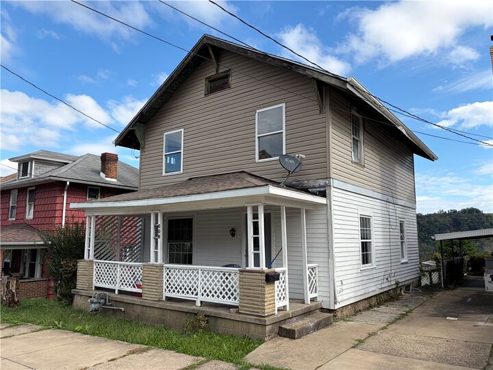 Property Photo: 608 Crest PA 15022