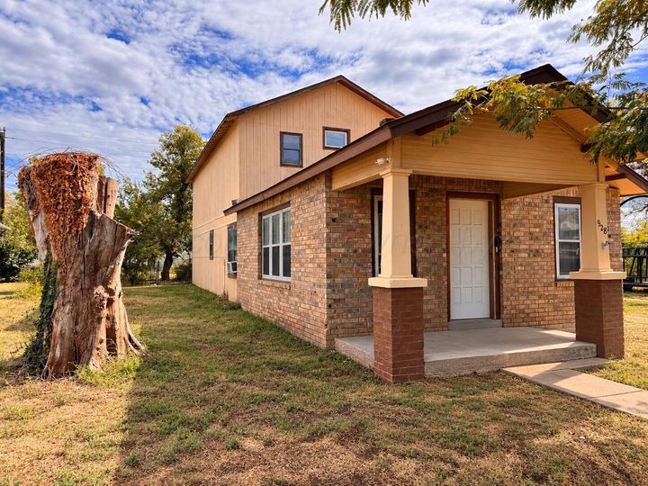 Property Photo: 928 E Fisher Street TX 79065-5604